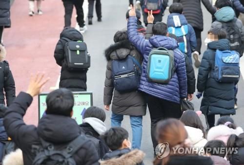 등교하는 자녀 배웅하는 엄마 아빠들