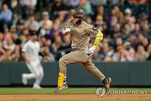 번트 안타 후 송구 실책을 틈타 2루로 뛰는 김하성