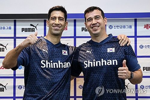 기념촬영하는 남녀 배구 국가대표팀 감독