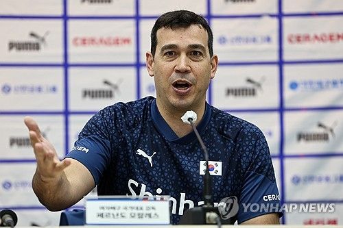 취재진 질문에 답하는 모랄레스 여자배구 국가대표팀 감독