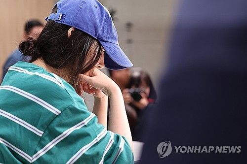 ‘셔터 소리에 기자회견 중단’