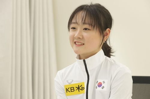 인터뷰하는 김채연