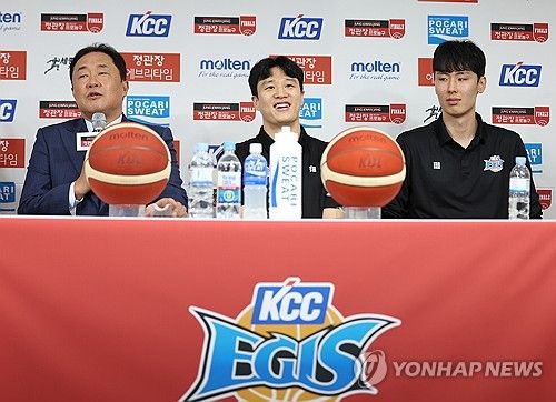 질문 답하는 KCC