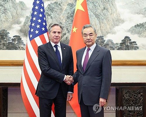 베이징서 회담 앞서 악수하는 블링컨-왕이