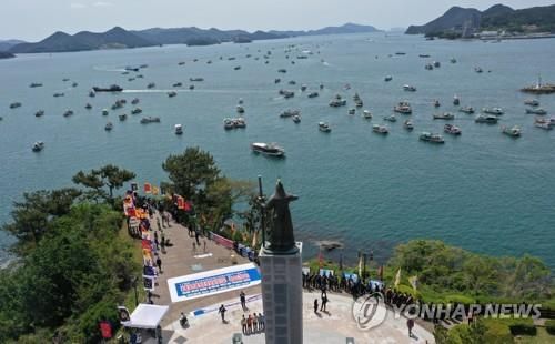 한산대첩이 벌어진 통영 한산도 앞바다 이순신 동상