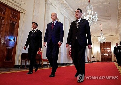 지난 11일 미국 워싱턴 D.C. 백악관에서 조 바이든 미국 대통령(가운데)과 페르디난드 마르코스 필리핀 대통령(왼쪽), 기시다 후미오 일본 총리가 미·일·필리핀 3국 정상회담을 위해 가고 있다. [로이터 연합뉴스 자료사진. 재판매 및 DB 금지]
