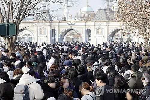 푸바오 일반 공개 마지막날 입장 기다리는 관람객