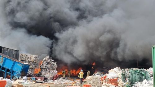 27일 강릉시 두산동 화재 현장에서 소방당국이 진화작업을 벌이고 있다. [촬영 유형재]