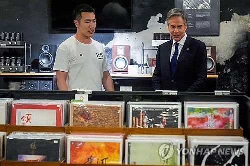 귀국 도중 레코드 가게 들른 블링컨