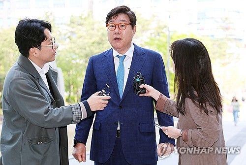 취재진 질문에 답하는 김성태