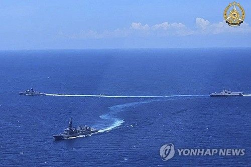 4월 7일(현지시간) 남중국해에서 필리핀, 호주, 일본, 미국이 합동 해군 훈련을 벌이고 있다. [AP 연합뉴스 자료사진. 필리핀군 제공. 재판매 및 DB 금지]