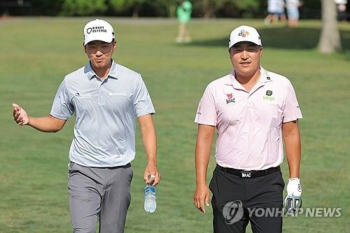 이경훈(오른쪽)과 마이클 김