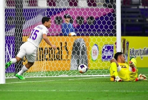 득점에 성공하는 우즈베키스탄의 우마랄리 라흐모날리예프