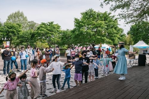 방정환 동요 챌린지에 참여하는 어린이들 모습 