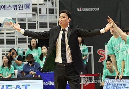 판정 항의하는 송영진 감독