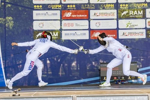 성승민(왼쪽)의 펜싱 경기 모습