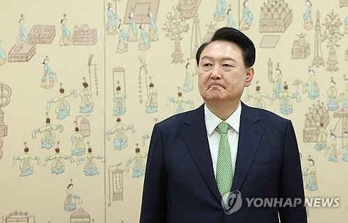신임장 제정식 순서 기다리는 윤석열 대통령