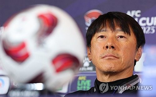 취재진 질문 듣는 신태용 감독