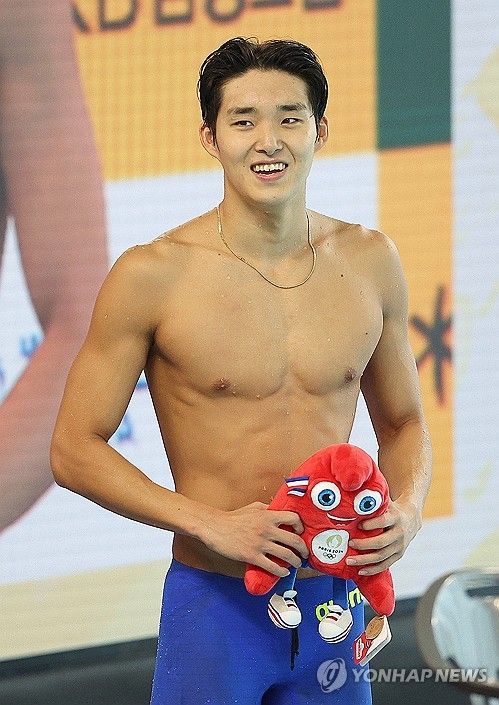 파리 올림픽 마스코트 인형 든 김우민