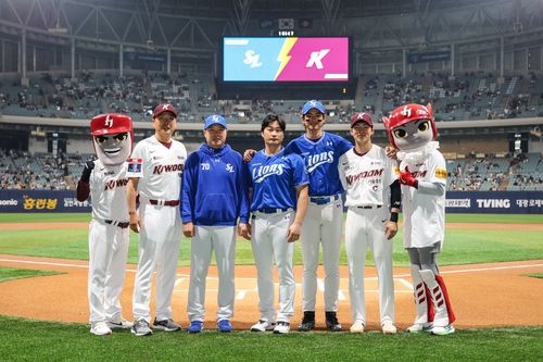 오승환의 아시아 단일리그 통산 세이브 기록을 축하하는 삼성, 키움 선수단