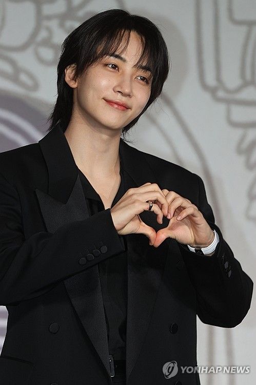 포즈 취하는 세븐틴 정한