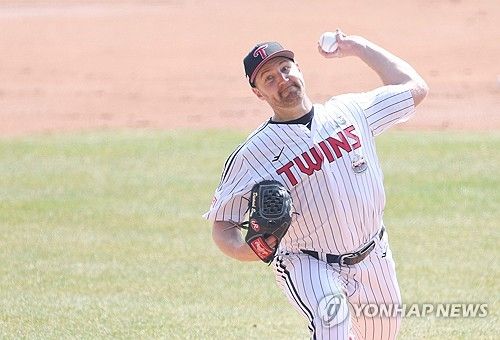 역투하는 LG 선발 엔스