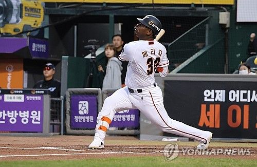 안타 날리는 페라자