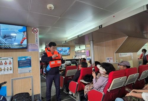 여행객에 안전교육 실시하는 운항관리자