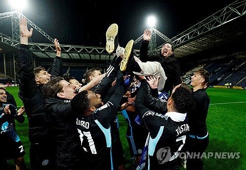 챔피언십 승리를 기뻐하는 레스터시티 선수들