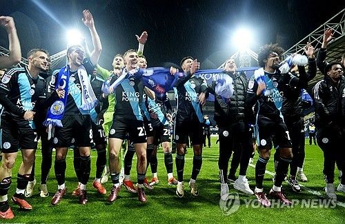 잉글랜드 챔피언십 우승을 확정하고 기뻐하는 레스터시티 선수들