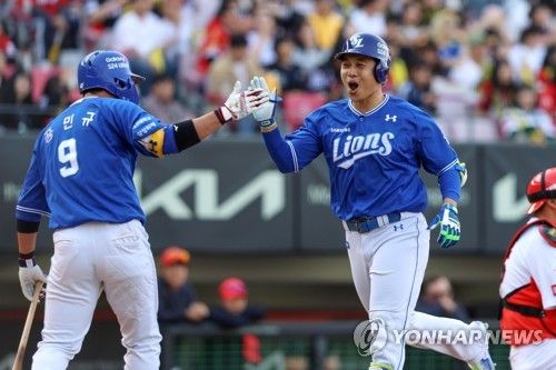 삼성 김헌곤(오른쪽)