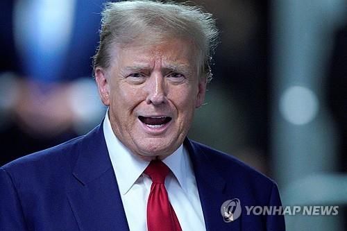 법원 앞에서 취재진에 말하는 트럼프