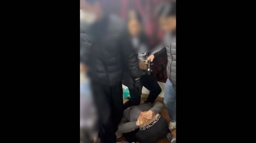 경찰에 현행범 체포되는 A씨 일당