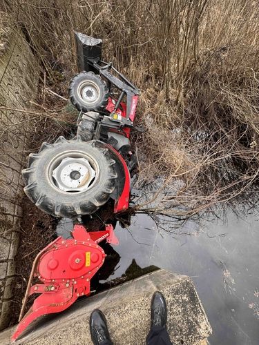 사방 댐 아래 전복된 트랙터
