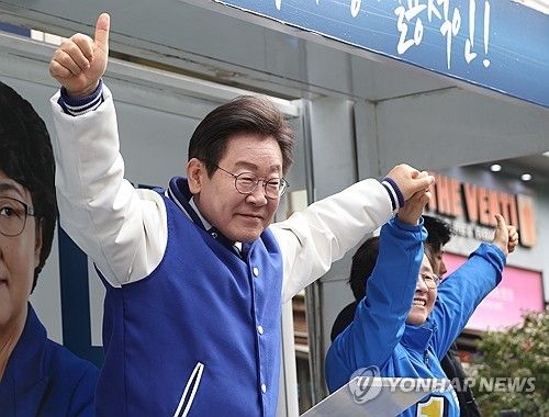 엄지 치켜든 이재명 대표