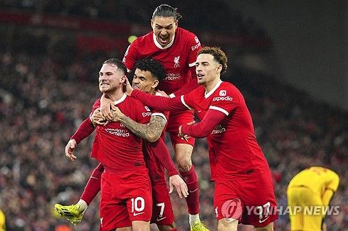 알렉시스 마크알리스테르의 골에 기뻐하는 리버풀 선수들