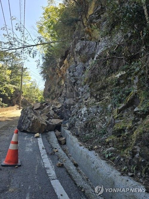 대만 화롄현 타이루거국가공원 내 도로 위 낙석들