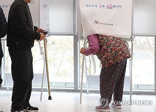 투표하는 어르신