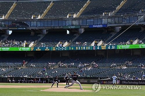 오클랜드 홈구장의 썰렁한 관중석