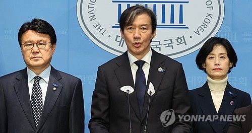 조국혁신당 조국(가운데) 대표와 박은정(오른쪽) 비례대표 후보 [연합뉴스 자료사진]