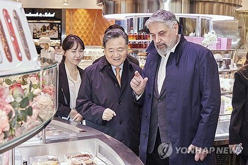 허영인 SPC 회장(왼쪽)과 마리오 파스쿠찌 회장이 SPC그룹 주요 매장을 둘러보는 모습. 2024.3.24 [SPC 제공. 재판매 및 DB 금지] photo@yna.co.kr