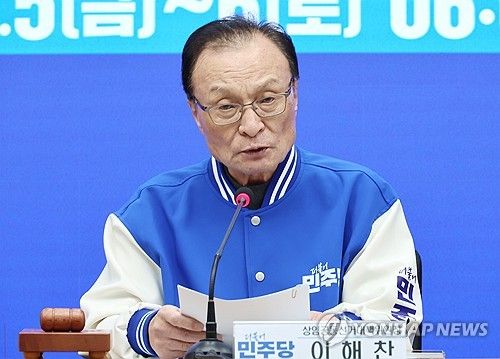 발언하는 이해찬 상임공동선대위원장