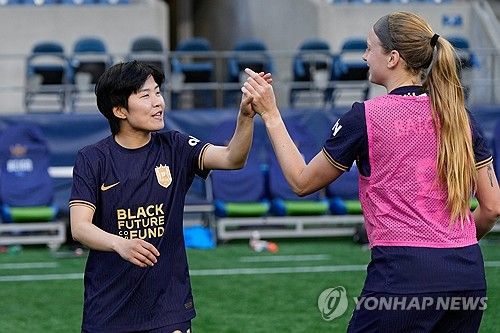 워싱턴과의 NWSL 경기 승리 후 동료와 자축하는 지소연