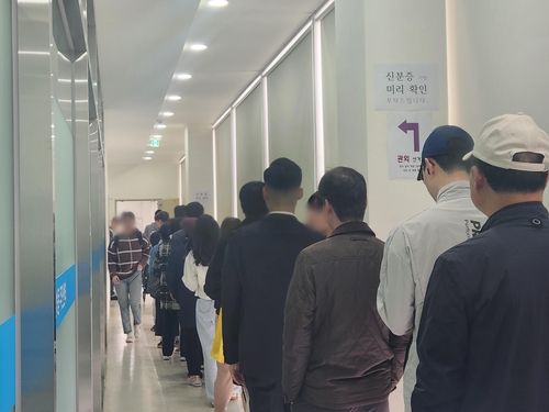 6일 서울 강동구 명일1동 사전투표소에 늘어선 유권자 대기줄