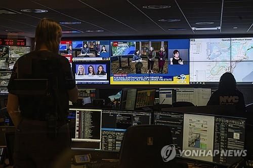 지진 속보 방송을 지켜보는 뉴욕시 직원
