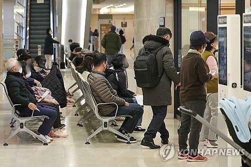 진료 대기 중인 환자들