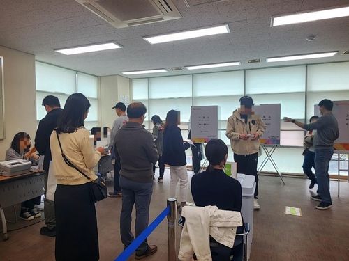 6일 서울 강동구 암사3동 주민센터 사전투표소