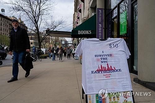 뉴욕 상점가에 걸린 뉴욕지진 생존자 문구 티셔츠