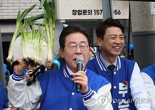 '대파 헬멧' 들어 보이는 이재명 대표