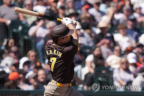 6회 적시타를 터트리는 김하성